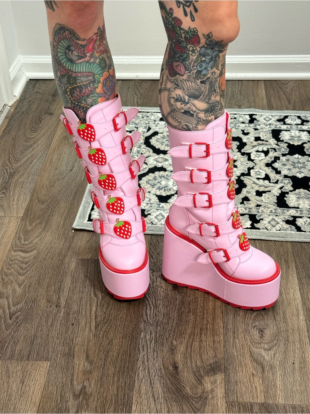 💕RARE Discontinued YRU Pink Strawberry 🍓Buckle Platform Boots Women’s Size 9